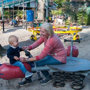 Auf dem Sandspielplatz am Restaurant.