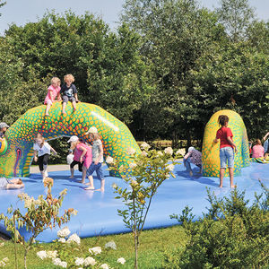 Ausgelassen toben auf dem lustigen Wasserkissen bei den Rundbooten.