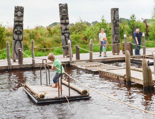 Grizzly Bay mit Floß und Wackelbrücke