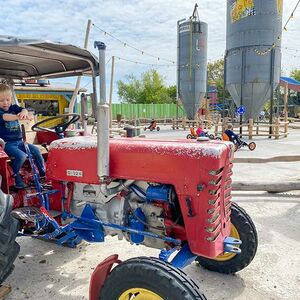 Der alte Traktor darf natürlich bespielt werden.